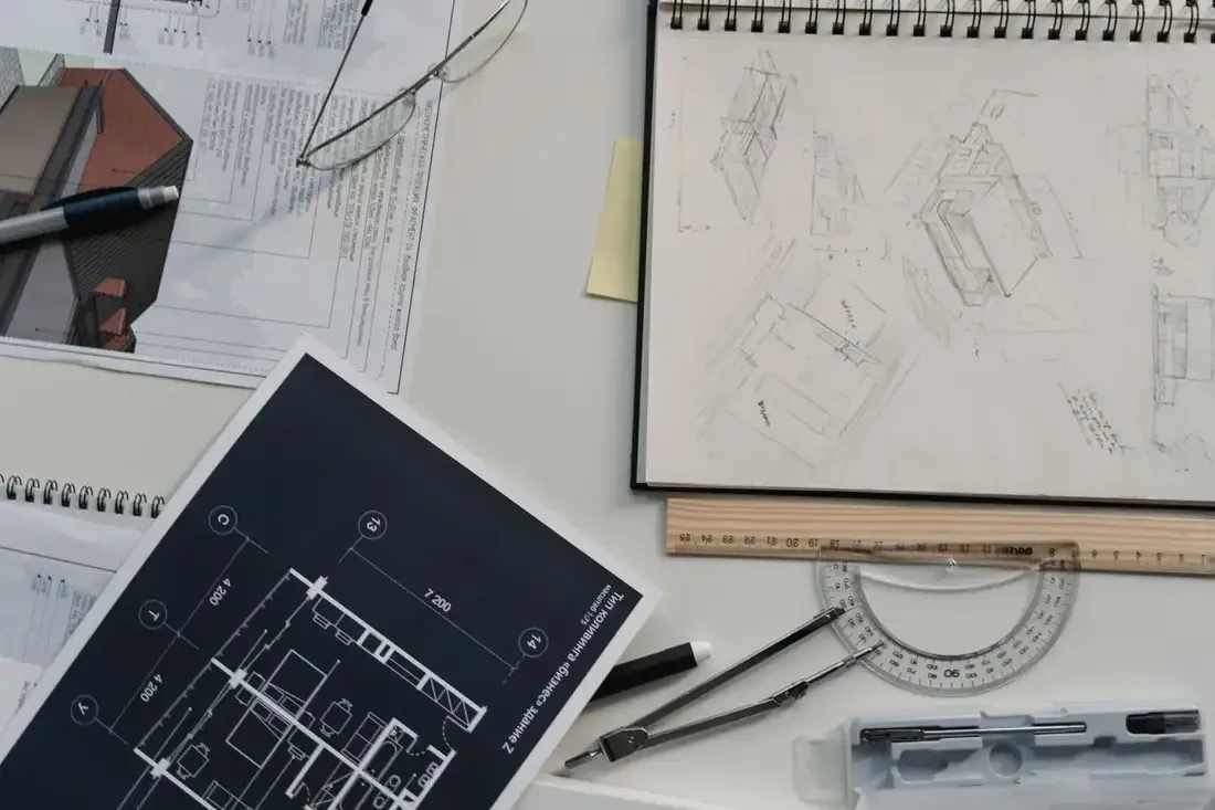 Planos de un edificio sobre la mesa