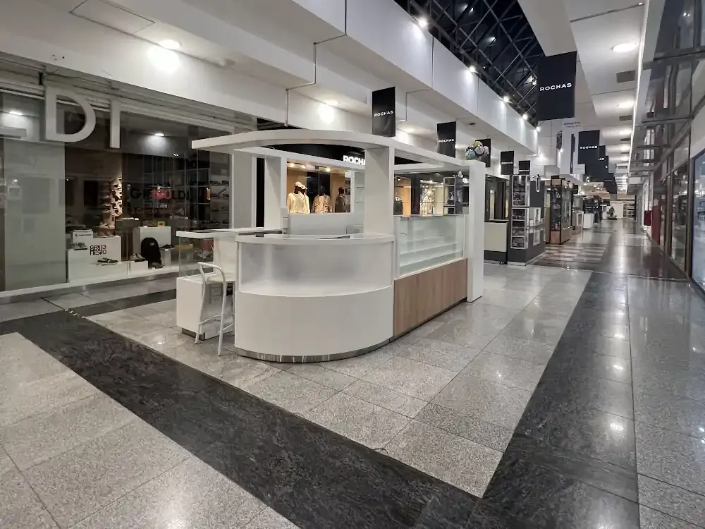 Isla comercial terminada en el pasillo del shopping