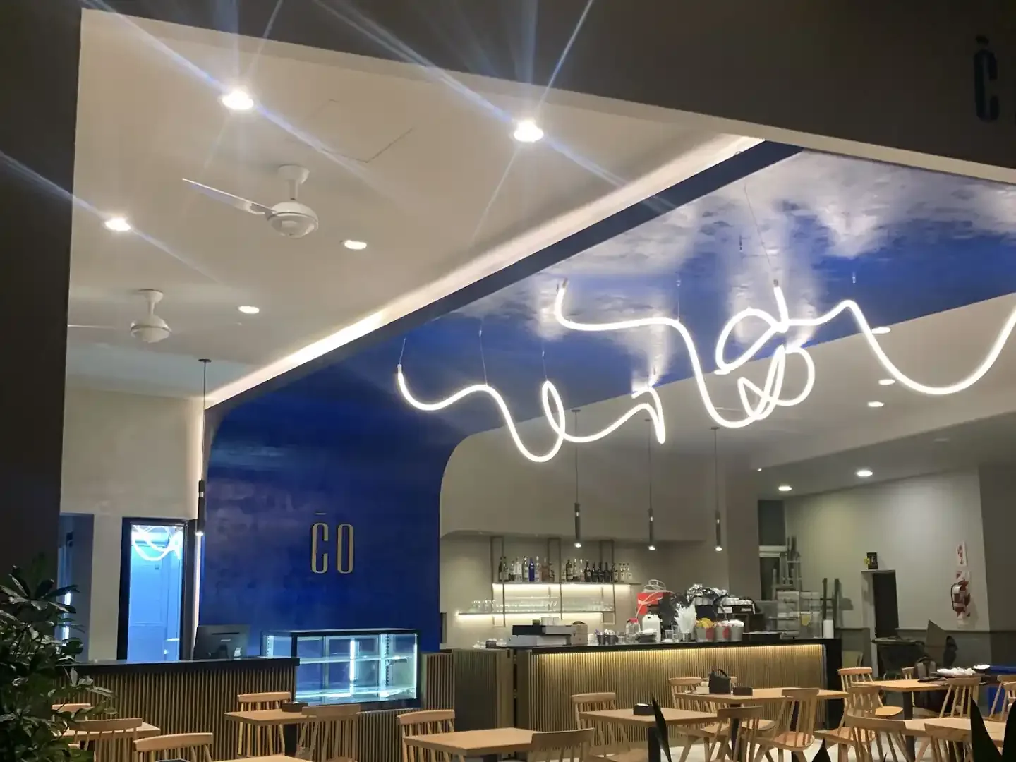 Salón de la cafetería Cafeto con su letrero de neón