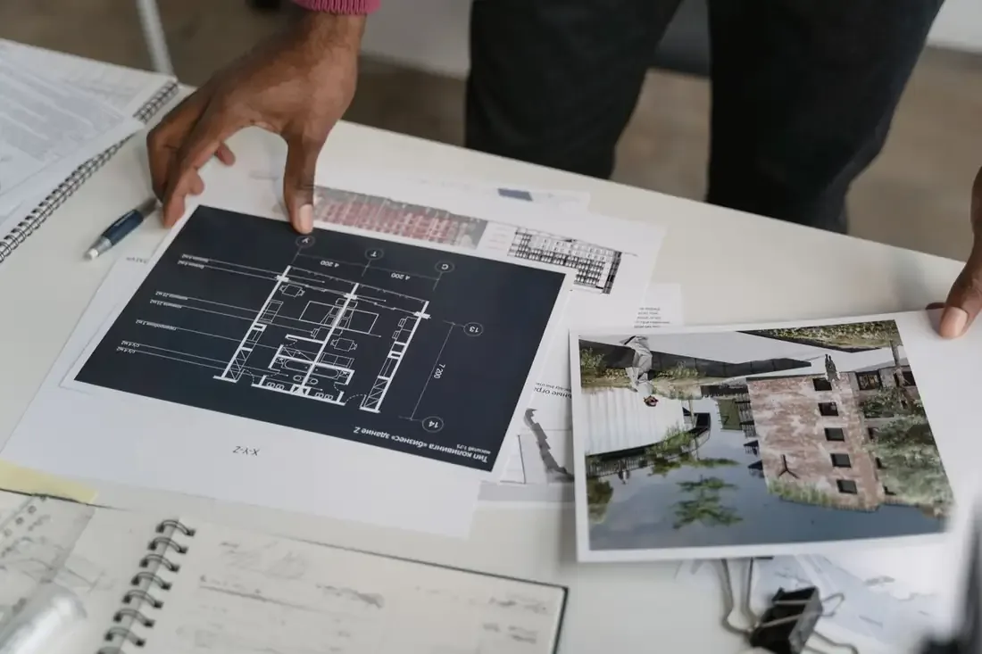 Planos técnicos sobre una mesa de trabajo
