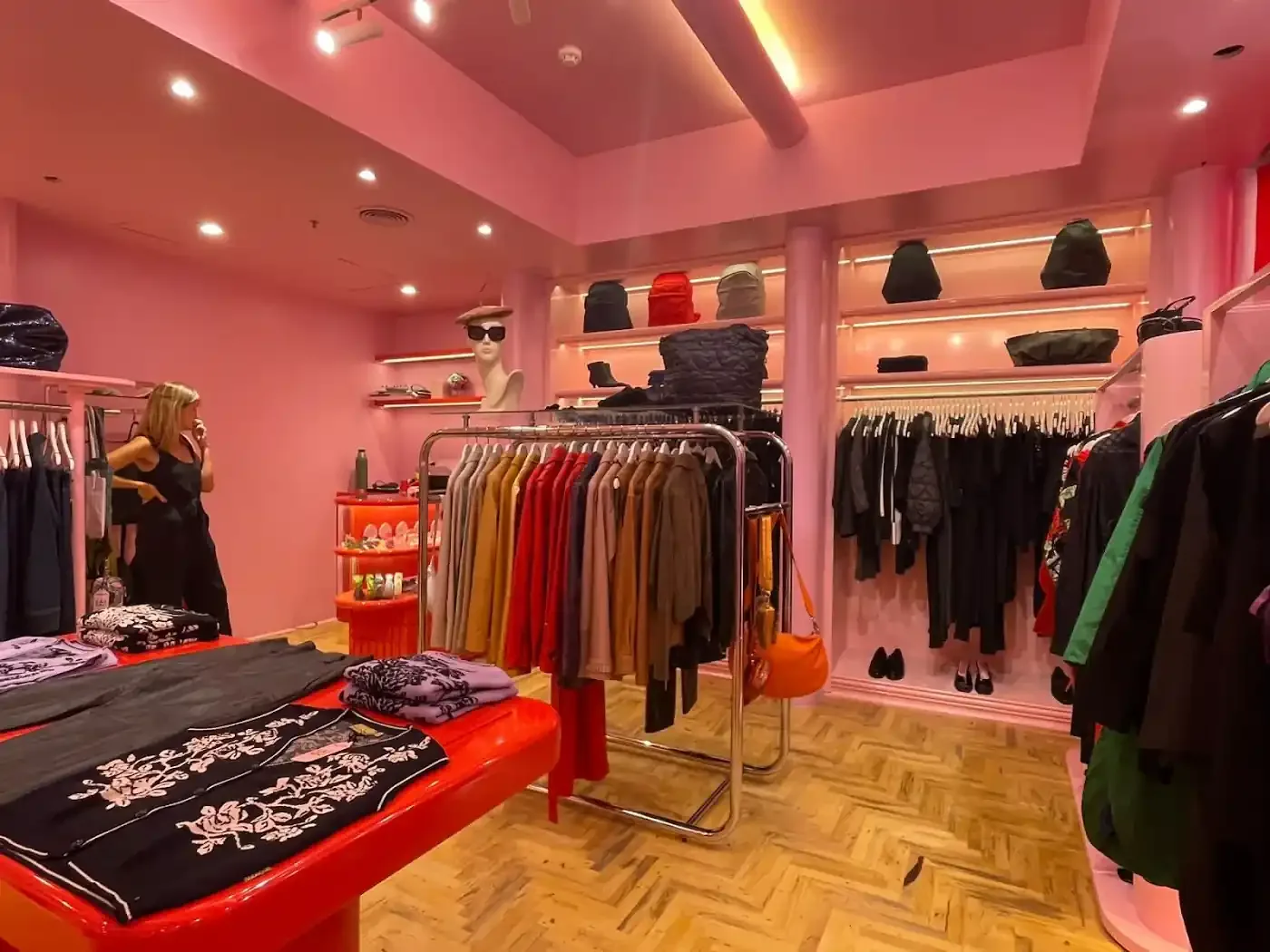 Interior rosa del local Las Pepas terminado
